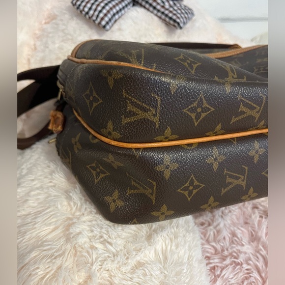 π₯π₯ Authentic LV crossbody bag π₯π₯ - Picture 9 of 12
